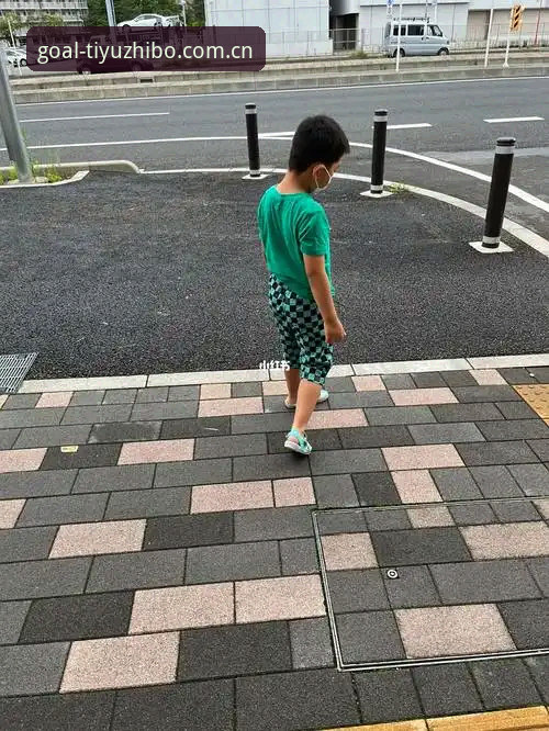 体育直播中文体育APP安装教程 正在录入:踢球十年的朋友老周,上周连给我发七条语音,就为了一个事——他在洛杉矶出差,打开某知名体育客户端,显示“IP区域限制”,气得差点摔手机。“国内充的会员,到了国外成废物,这叫什么事?”他问。其实根源不复杂:跨境网络条件每多一道跳转,延迟就涨50到100毫秒。而那些真正流畅看比赛的人,大多是提前装好了针对国内网络优化的体育直播中文体育APP。这不是玄学,是TCP连接和CDN节点选择的底层逻辑。